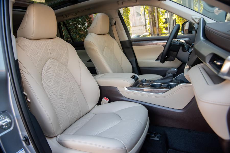 Интерьер Toyota Highlander Platinum AWD 2019 года  (NA) (фото 23 из 41)